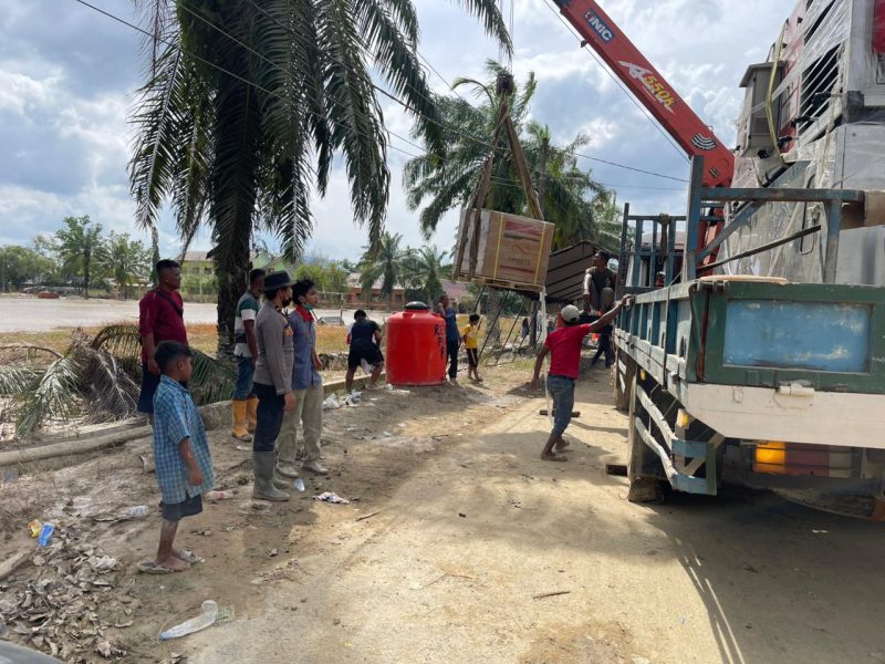Polres Aceh Tamiang menerima dua unit Mesin Penghasil Embun Siap Minum serta dua unit genset dari Slog Mabes Polri pada Rabu, 10 Desember 2025. 