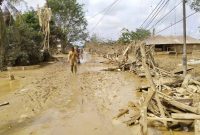 Aceh Tamiang porak-poranda akibat terjangan banjir bandang yang membawa bongkahan dan kayu gelondongan menghantam dan menimbun permukiman hingga tak berbekas. (Dok PWI Aceh Tamiang)