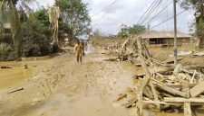 Aceh Tamiang porak-poranda akibat terjangan banjir bandang yang membawa bongkahan dan kayu gelondongan menghantam dan menimbun permukiman hingga tak berbekas. (Dok PWI Aceh Tamiang)