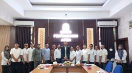 Dinas Pertanahan Aceh menerima kunjungan tim evaluasi dari Komisi Informasi Aceh (KIA) untuk monitoring dan evaluasi Keterbukaan Informasi Badan Publik Tahun 2025. Kunjungan yang berlangsung di ruang aula dinas pada hari Rabu (8/10/2025)