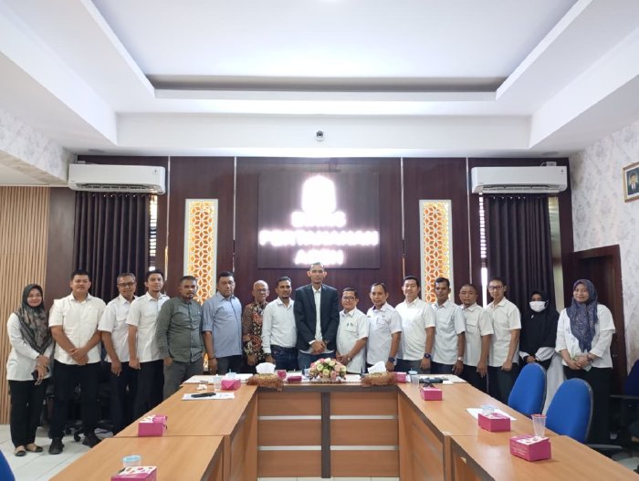 Dinas Pertanahan Aceh menerima kunjungan tim evaluasi dari Komisi Informasi Aceh (KIA) untuk monitoring dan evaluasi Keterbukaan Informasi Badan Publik Tahun 2025. Kunjungan yang berlangsung di ruang aula dinas pada hari Rabu (8/10/2025)