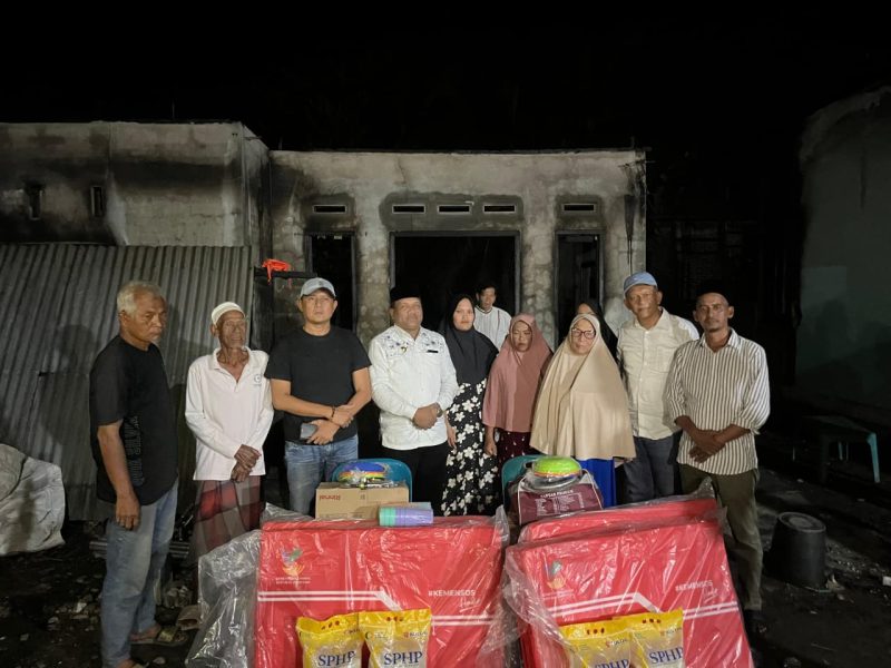 Bupati Kadinsos Bireuen Kunjungi Korban Kebakaran di Dusun Mesjid, Gampong Cot Bada Baroh, Kecamatan Peusangan, Bireuen. Senin 26/01/2026.