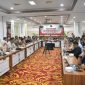 Pemerintah Aceh kembali mengintensifkan langkah penanganan pasca bencana alam dengan menggelar rapat persiapan penugasan Relawan Aparatur Sipil Negara (ASN) Tahap Dua. Rapat tersebut berlangsung di Posko Tanggap Darurat Kantor Gubernur Aceh, Kamis (1/1/2026), 