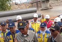 Menteri PU Ir. Dody Hanggodo, M.PE. meninjau pembangunan Jembatan Rangka Baja Kreung Tingkem di Kecamatan Kuta Blang, Kabupaten Bireuen, Rabu (21/1/2026).