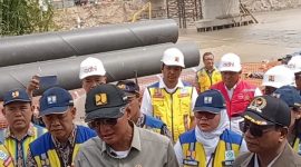 Menteri PU Ir. Dody Hanggodo, M.PE. meninjau pembangunan Jembatan Rangka Baja Kreung Tingkem di Kecamatan Kuta Blang, Kabupaten Bireuen, Rabu (21/1/2026).