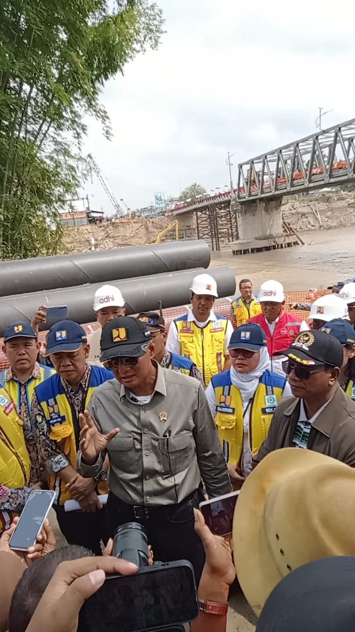 Menteri PU Ir. Dody Hanggodo, M.PE. meninjau pembangunan Jembatan Rangka Baja Kreung Tingkem di Kecamatan Kuta Blang, Kabupaten Bireuen, Rabu (21/1/2026).