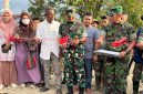 Komandan Kodim (Dandim) 0111/Bireuen, Letkol Luthfi Arh Novriadi, S.E., S.Sos., M.Han., M.Sc., secara langsung menyerahkan Jembatan Bailey kepada perangkat Desa Jangka Mesjid, Kecamatan Jangka, Kabupaten Bireuen, Rabu (28/01/2026).