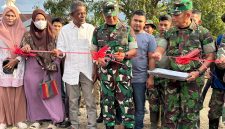 Komandan Kodim (Dandim) 0111/Bireuen, Letkol Luthfi Arh Novriadi, S.E., S.Sos., M.Han., M.Sc., secara langsung menyerahkan Jembatan Bailey kepada perangkat Desa Jangka Mesjid, Kecamatan Jangka, Kabupaten Bireuen, Rabu (28/01/2026).