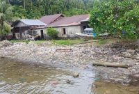 Sampah buangan Pinggir pantai Laut Teluk Sibigo di desa Malasin Kecamatan Simeulue Barat, kawasan Jembatan Sibigo diercatat kondisi sangat memperihatinkan. Kamis (09/01/2025).