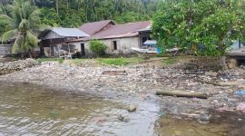 Sampah buangan Pinggir pantai Laut Teluk Sibigo di desa Malasin Kecamatan Simeulue Barat, kawasan Jembatan Sibigo diercatat kondisi sangat memperihatinkan. Kamis (09/01/2025).