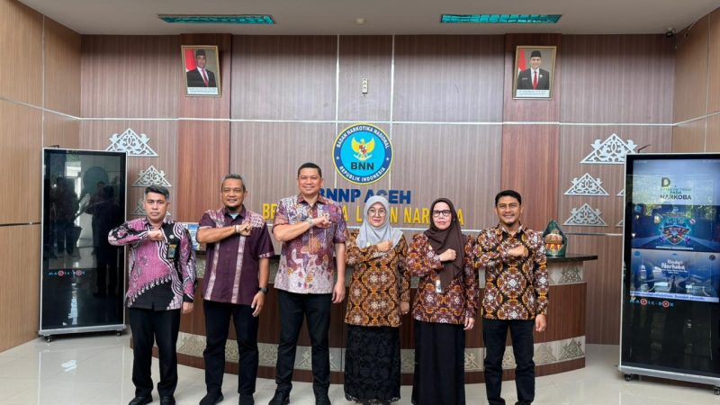 Kepala Perwakilan BKKBN Aceh, Safrina Salim, SKM, M.Kes, melakukan silaturahmi dan audiensi dengan Kepala Badan Narkotika Nasional Provinsi (BNNP) Aceh, Brigjen Pol. Dr. Dedy Tabrani, S.I.K., M.Si, di Kantor BNNP Aceh, Banda Aceh, Kamis (30/1).