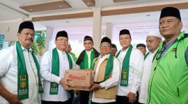 Utusan Presiden H. Muhammad Mardiano serahbahan bantuan secara simbolis di kampus UNIKI Bireuen, Senin (5/1/2026) pagi.