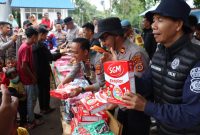 Kapolres bersama jajaran berhasil menjangkau desa terisolir untuk menyalurkan bantuan kemanusiaan sekaligus melaksanakan Bhakti Kesehatan bagi korban pascabencana banjir dan tanah longsor di Kampung Bintang Pepara, Kecamatan Ketol, Kabupaten Aceh Tengah, Kamis (8/1/2025). 