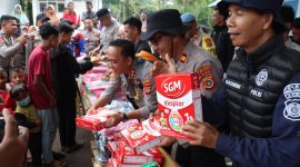 Kapolres bersama jajaran berhasil menjangkau desa terisolir untuk menyalurkan bantuan kemanusiaan sekaligus melaksanakan Bhakti Kesehatan bagi korban pascabencana banjir dan tanah longsor di Kampung Bintang Pepara, Kecamatan Ketol, Kabupaten Aceh Tengah, Kamis (8/1/2025). 