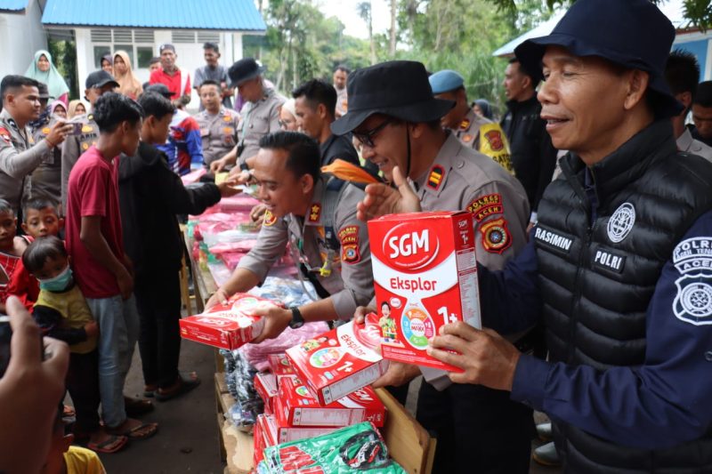 Kapolres bersama jajaran berhasil menjangkau desa terisolir untuk menyalurkan bantuan kemanusiaan sekaligus melaksanakan Bhakti Kesehatan bagi korban pascabencana banjir dan tanah longsor di Kampung Bintang Pepara, Kecamatan Ketol, Kabupaten Aceh Tengah, Kamis (8/1/2025). 