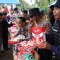 Kapolres bersama jajaran berhasil menjangkau desa terisolir untuk menyalurkan bantuan kemanusiaan sekaligus melaksanakan Bhakti Kesehatan bagi korban pascabencana banjir dan tanah longsor di Kampung Bintang Pepara, Kecamatan Ketol, Kabupaten Aceh Tengah, Kamis (8/1/2025). 