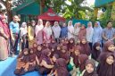 Plt Kadisdikbud Kabupaten Aceh Besar, Rahmawati, SPd, MSi, foto bersama dewan guru dan murid saat kunjungan kerja ke SD Negeri 1 Pagar Air, Kecamatan Ingin Jaya, Aceh Besar, Sabtu (24/1/2026).