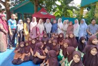 Plt Kadisdikbud Kabupaten Aceh Besar, Rahmawati, SPd, MSi, foto bersama dewan guru dan murid saat kunjungan kerja ke SD Negeri 1 Pagar Air, Kecamatan Ingin Jaya, Aceh Besar, Sabtu (24/1/2026).