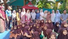 Plt Kadisdikbud Kabupaten Aceh Besar, Rahmawati, SPd, MSi, foto bersama dewan guru dan murid saat kunjungan kerja ke SD Negeri 1 Pagar Air, Kecamatan Ingin Jaya, Aceh Besar, Sabtu (24/1/2026).