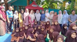 Plt Kadisdikbud Kabupaten Aceh Besar, Rahmawati, SPd, MSi, foto bersama dewan guru dan murid saat kunjungan kerja ke SD Negeri 1 Pagar Air, Kecamatan Ingin Jaya, Aceh Besar, Sabtu (24/1/2026).