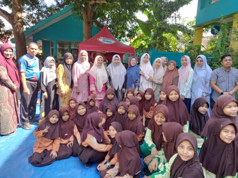 Plt Kadisdikbud Kabupaten Aceh Besar, Rahmawati, SPd, MSi, foto bersama dewan guru dan murid saat kunjungan kerja ke SD Negeri 1 Pagar Air, Kecamatan Ingin Jaya, Aceh Besar, Sabtu (24/1/2026).