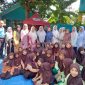 Plt Kadisdikbud Kabupaten Aceh Besar, Rahmawati, SPd, MSi, foto bersama dewan guru dan murid saat kunjungan kerja ke SD Negeri 1 Pagar Air, Kecamatan Ingin Jaya, Aceh Besar, Sabtu (24/1/2026).