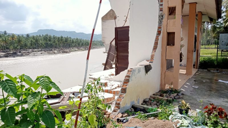 puing runtuhan bangunan paska bencana alam diterjang banjir bandang di gampong Simpang Mulia, Kab Bireuen, Senin 26/01/2026. foto mega.