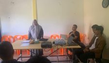 Kepala Bappeda Aceh Besar Rahmawati SPd MSi mendampingi masyarakat Pulo Aceh untuk menginput usulan program pembangunan, Sabtu (24/1/2025).