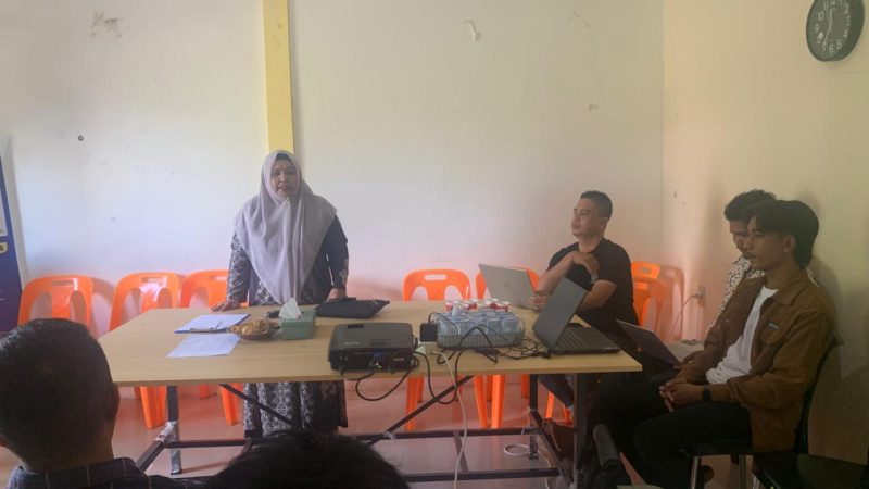 Kepala Bappeda Aceh Besar Rahmawati SPd MSi mendampingi masyarakat Pulo Aceh untuk menginput usulan program pembangunan, Sabtu (24/1/2025).