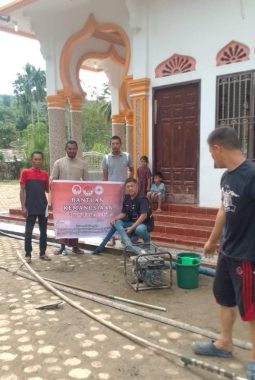 Gotong Royong Bersihkan Sumur, Masyarakat Tionghoa Bireuen Tunjukkan Kepedulian