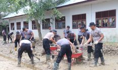 Brimob Polda Banten Bersihkan SMA Negeri 1 Tanah Jambo Aye