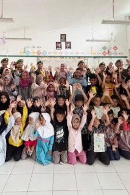 TNI Beri Edukasi Kesehatan dan Motivasi Murid SD di Lokasi Bencana