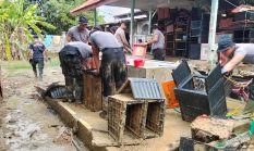 Pembersihan Pascabanjir Berlanjut, Personel Brimob Fokus Buku Sekolah dan Bilik Santri