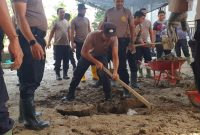 Kegiatan gotong royong ini dipimpin oleh Kasatresnarkoba Polres Bireuen selaku ketua tim dan diikuti oleh personel Polres Bireuen.