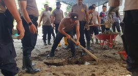 Kegiatan gotong royong ini dipimpin oleh Kasatresnarkoba Polres Bireuen selaku ketua tim dan diikuti oleh personel Polres Bireuen.