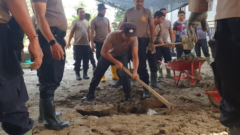 Kegiatan gotong royong ini dipimpin oleh Kasatresnarkoba Polres Bireuen selaku ketua tim dan diikuti oleh personel Polres Bireuen.