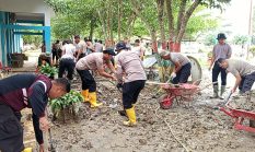 Polri Peduli, Polres Lhokseumawe bersama Brimob Kaltim Bersihkan SMAN 1 Samudera