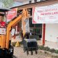 Bendahara Palang Merah Indonesia Kota Langsa Ngatiman S.Pd saat mencoba excavator mini