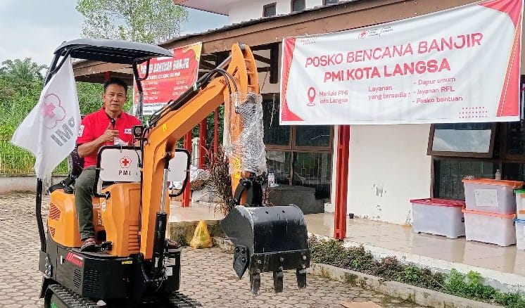 Bendahara Palang Merah Indonesia Kota Langsa Ngatiman S.Pd saat mencoba excavator mini