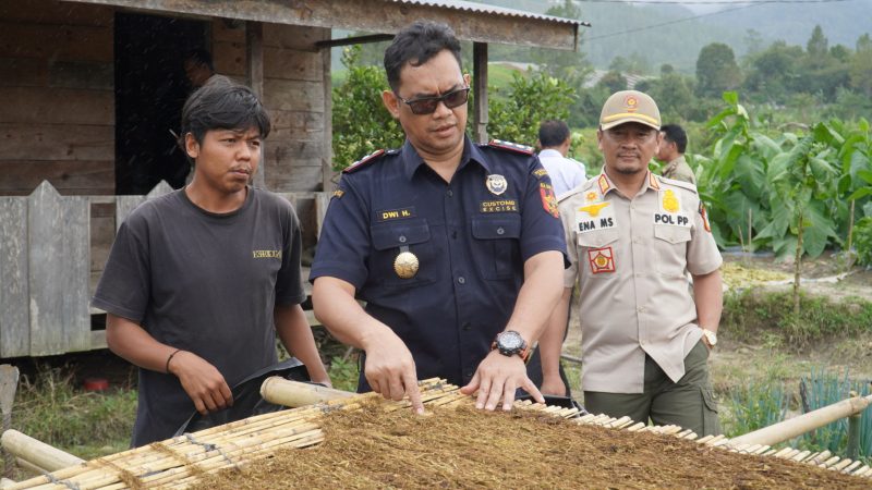 Kepala KPPBC TMP C Langsa Dwi Harmanto saat melakukan peninjauan ke pabrik rokok di wilayah Kota Langsa 