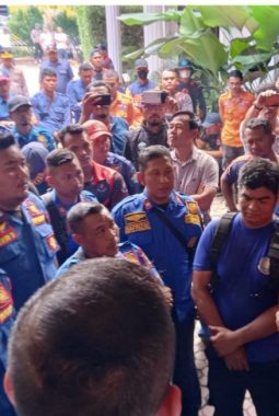 Geruduk DPRK Bireuen, Puluhan Petugas BPBD Pinta Klarifikasi Penumpukan Bantuan