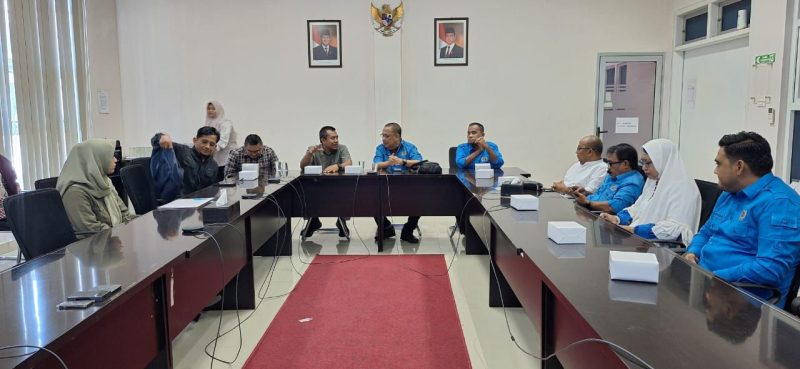 Ketua beserta jajaran Pengurus PWI Aceh berdiskusi dengan pimpinan Badan Pengelola Migas Aceh di Kantor BPMA, Jalan Stadion H. Di Murthala, Banda Aceh, Rabu, 14 Januari 2026. (Dok PWI Aceh)