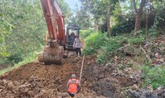 Excavator Polri Dikerahkan Bersihkan Bahu Jalan di Dusun Bidari