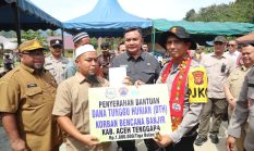 Hadir Langsung ke Ketambe, Kapolda Aceh Serahkan 300 Kasur dan DTH Kepada Korban Banjir