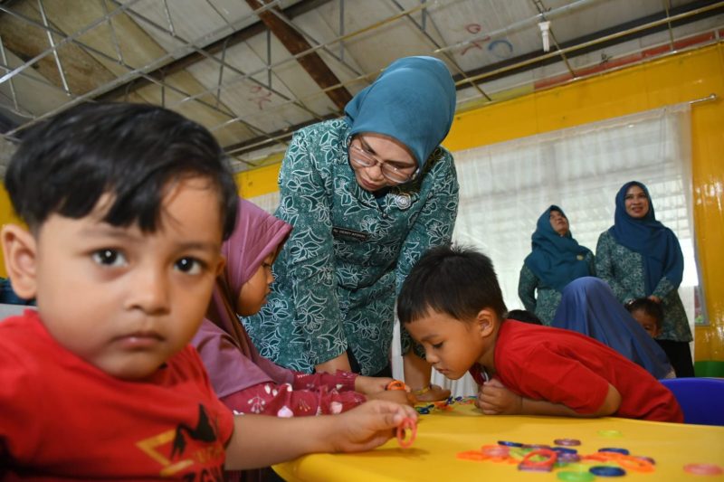Ketua Tim Penggerak PKK Kota Banda Aceh, Dessy Maulidha, melakukan kunjungan ke PAUD Salsabila yang berlokasi di lingkungan Balai Kota Banda Aceh, Rabu (21/1/2026).
