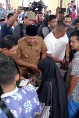 Kepala BNPB Serahkan Bantuan DTH dan Bingkisan Kepada Masyarakat Bireuen Korban Bencana Alam