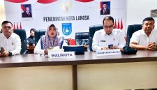 Rapat zoom meeting dengan Mendagri terkait TKD, dihadiri Sekretaris Daerah, Kepala Bapeda, Kepala BPKD, Kabag Pemerintahan dan Kabag Prokopim/Kadis perindagkop dan UKM