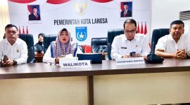 Rapat zoom meeting dengan Mendagri terkait TKD, dihadiri Sekretaris Daerah, Kepala Bapeda, Kepala BPKD, Kabag Pemerintahan dan Kabag Prokopim/Kadis perindagkop dan UKM