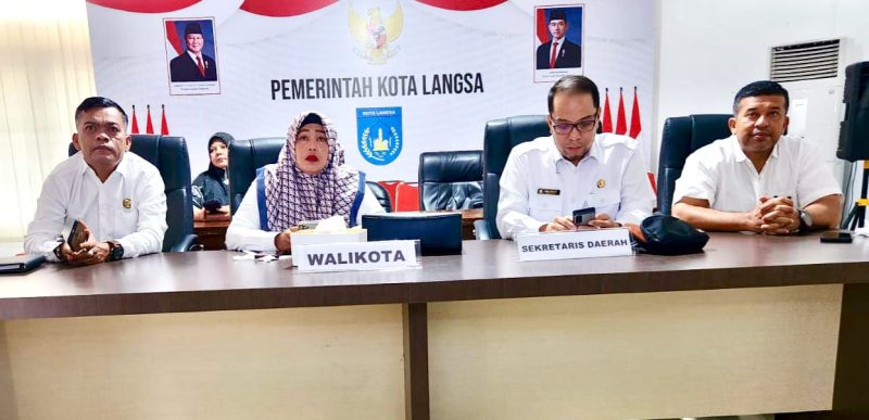 Rapat zoom meeting dengan Mendagri terkait TKD, dihadiri Sekretaris Daerah, Kepala Bapeda, Kepala BPKD, Kabag Pemerintahan dan Kabag Prokopim/Kadis perindagkop dan UKM