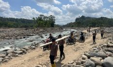 Puluhan Personel BKO Brimob Kaltim Bangun Jembatan Darurat, Kapolres Sampaikan Apresiasi